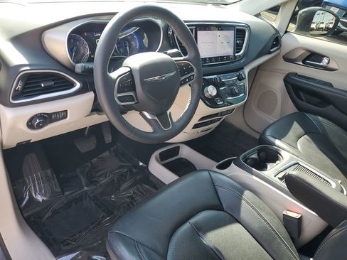 Used 2022 Chrysler Pacifica Touring-L image 6