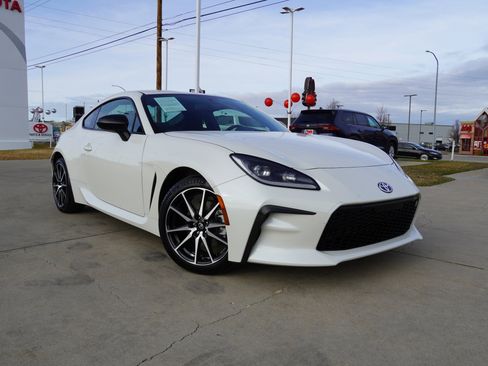 Certified 2025 Toyota GR86 Base w/ ALL Weather Mat Package (TMS) image 2