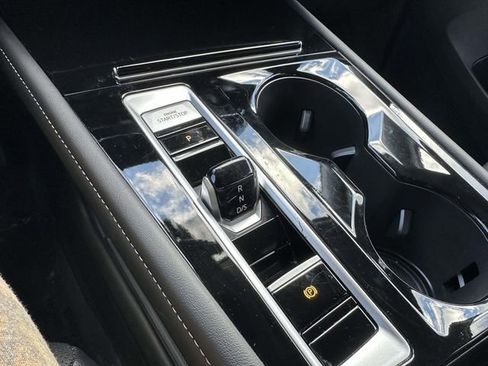 Used 2025 Volkswagen Atlas SE image 23