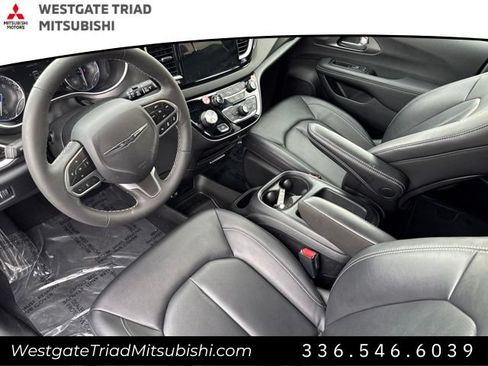 Used 2026 Chrysler Pacifica Select FWD image 6