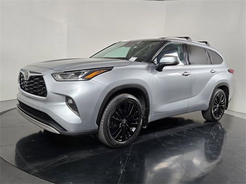 Used 2021 Toyota Highlander Platinum image 2