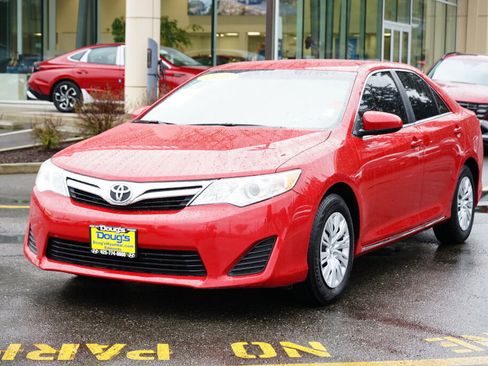 Used 2013 Toyota Camry LE image 1