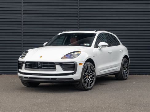 Certified 2025 Porsche Macan AWD/4WD image 1