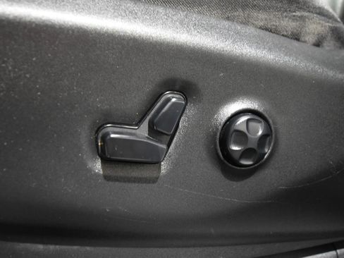 Used 2020 Chrysler Pacifica Touring-L w/ Advanced Safetytec Group image 12