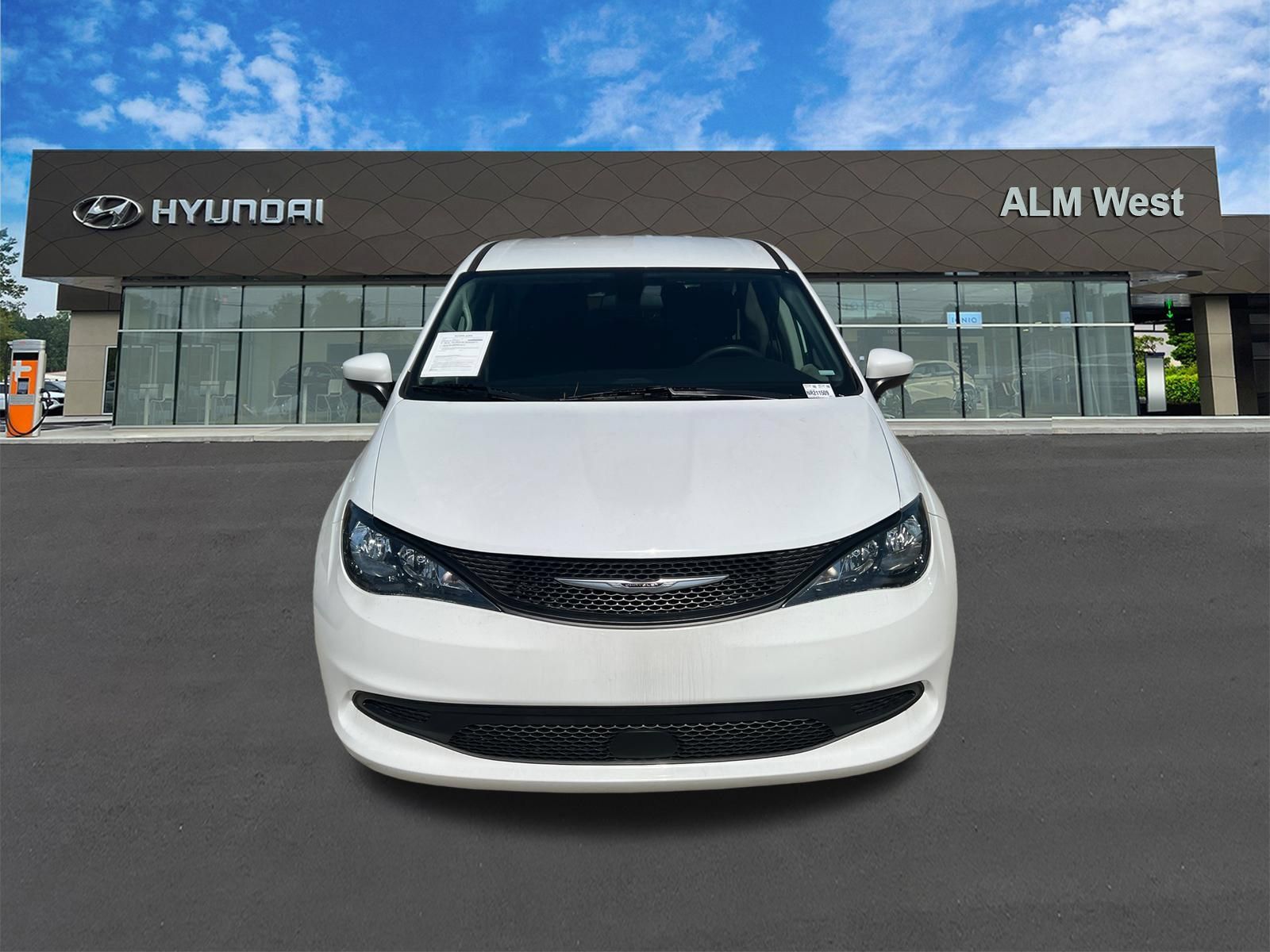Used 2022 Chrysler Voyager LX FWD image 2