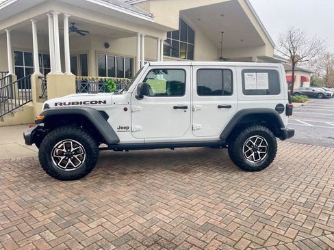 Used 2025 Jeep Wrangler Unlimited Rubicon w/ Convenience Group AWD/4WD image 2