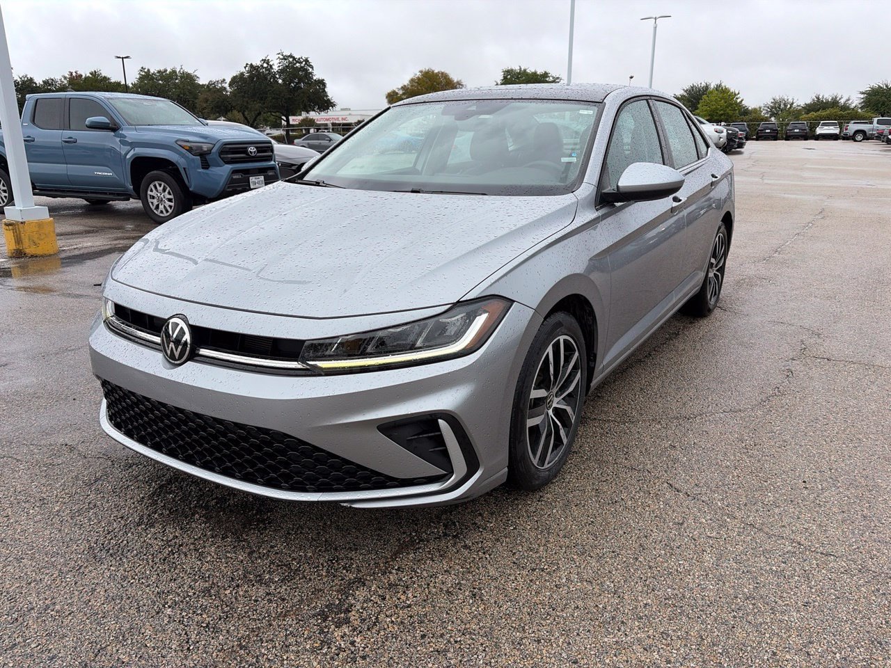 Used 2025 Volkswagen Jetta SE FWD image 3