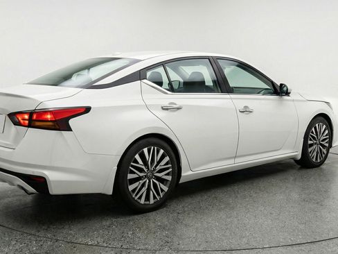 Used 2025 Nissan Altima 2.5 SV image 9