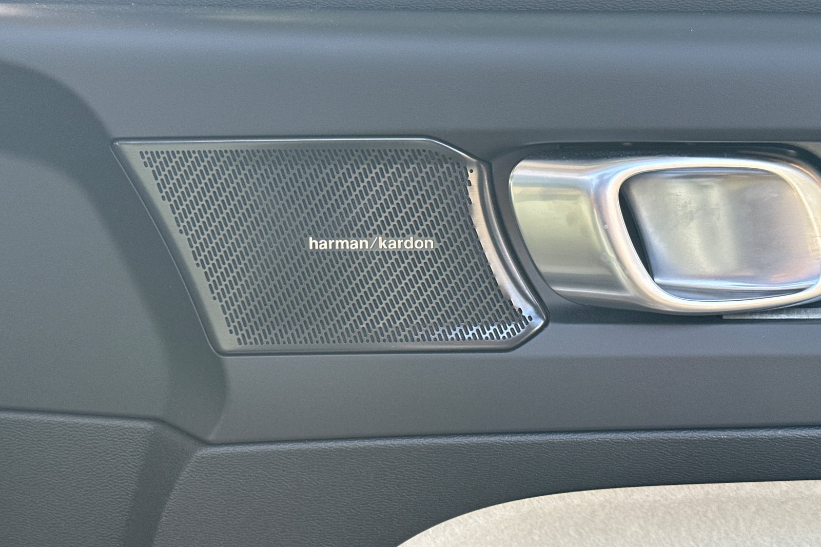 Certified 2025 Volvo XC40 B5 Plus AWD/4WD image 21