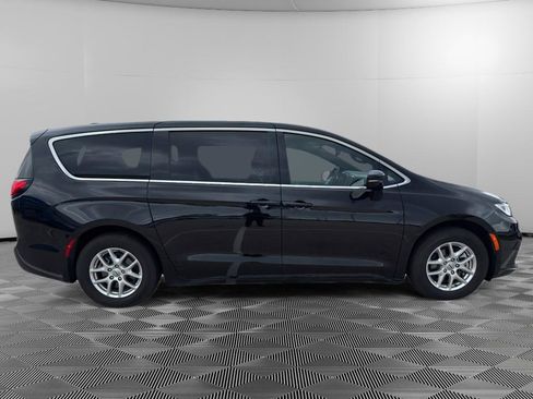 Used 2025 Chrysler Pacifica Select FWD image 5