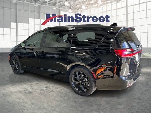 New 2026 Chrysler Pacifica Select FWD image 3