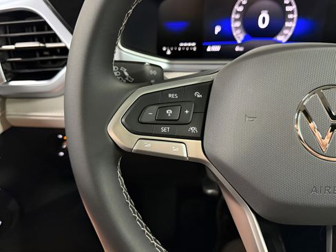 Used 2025 Volkswagen Taos SE image 12