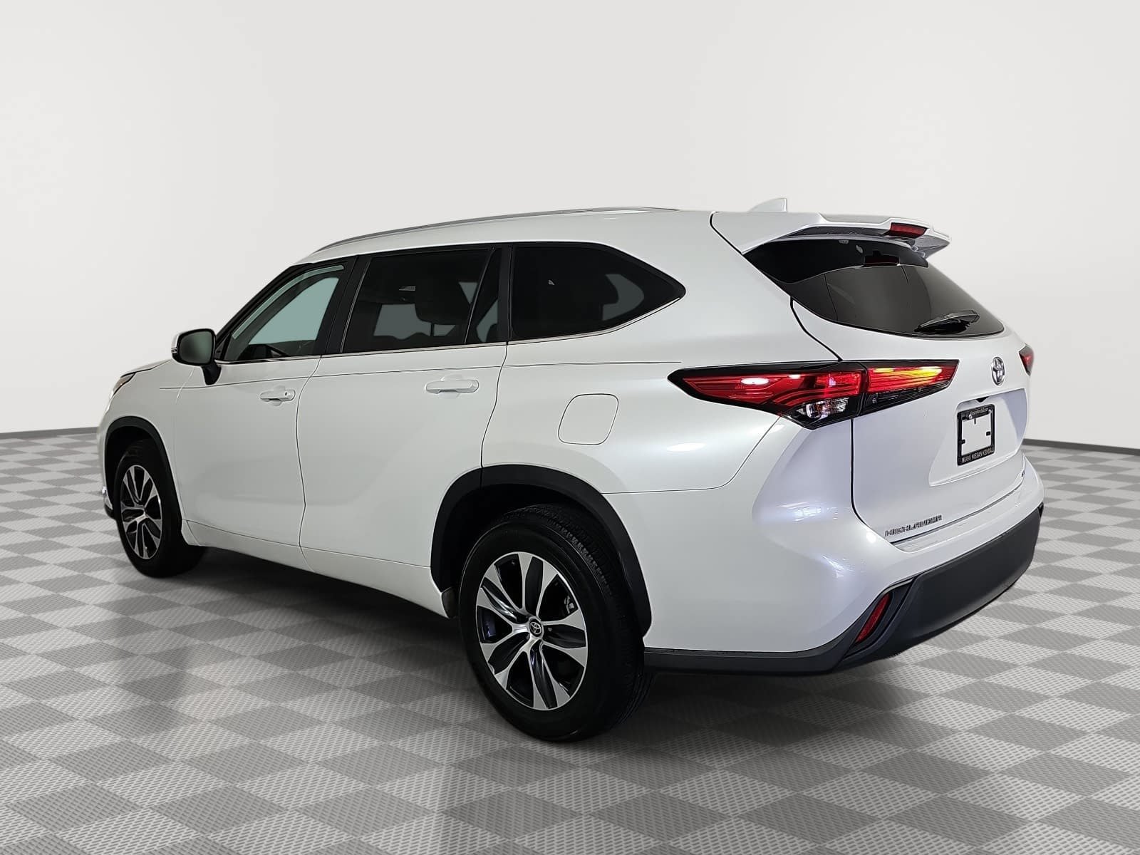 Used 2023 Toyota Highlander XLE FWD image 6