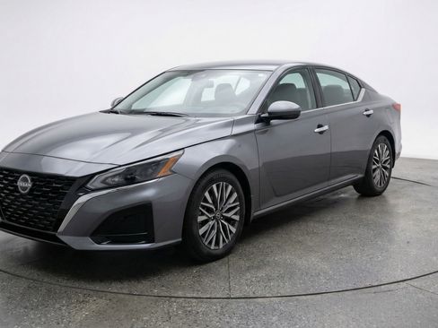 Used 2025 Nissan Altima 2.5 SV FWD image 3