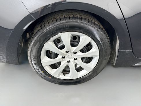 Used 2021 Toyota Corolla LE image 32