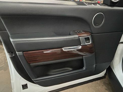Used 2014 Land Rover Range Rover HSE image 12