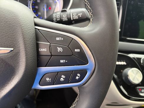 Used 2023 Chrysler Pacifica Touring-L FWD image 16