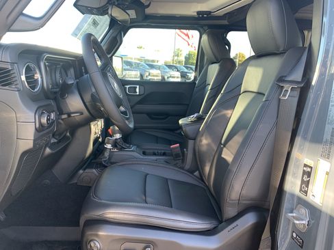 New 2025 Jeep Gladiator Sport image 15