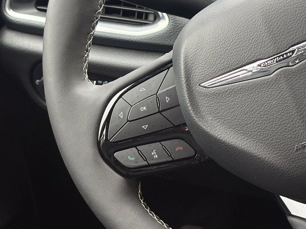 Used 2025 Chrysler Pacifica Limited FWD image 18