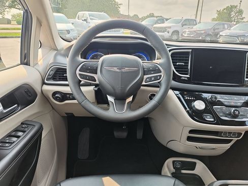 Used 2024 Chrysler Pacifica Touring-L FWD image 16
