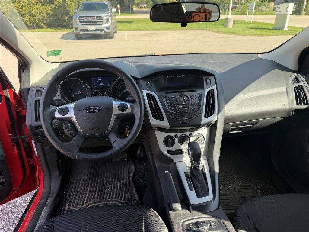 Used 2014 Ford Focus SE w/ SE Winter Package FWD image 3