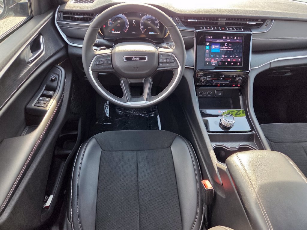 Used 2025 Jeep Grand Cherokee Altitude AWD/4WD image 10