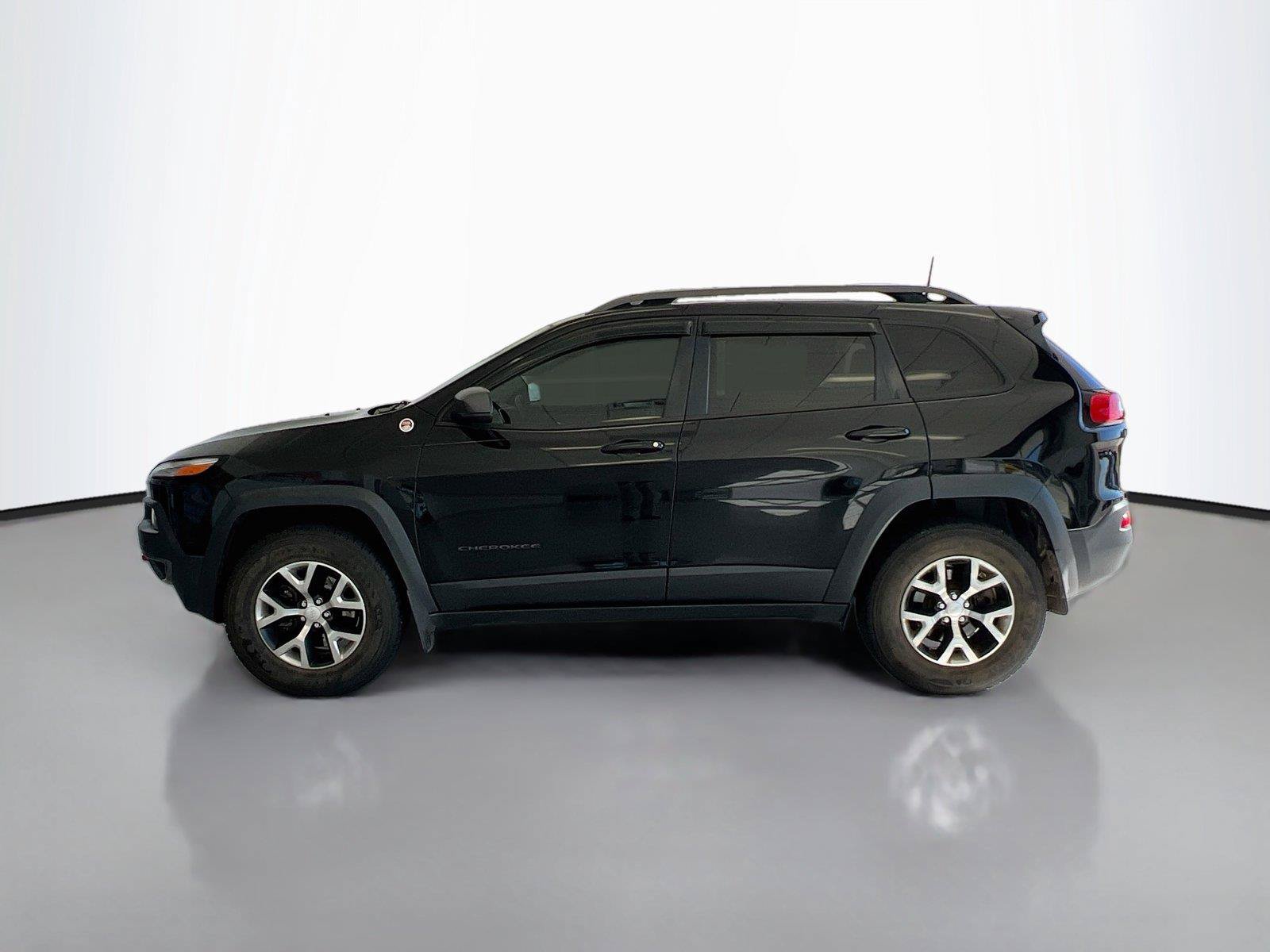 Used 2018 Jeep Cherokee Trailhawk w/ Comfort/Convenience Group AWD/4WD image 8
