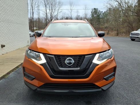 Used 2020 Nissan Rogue SV image 2