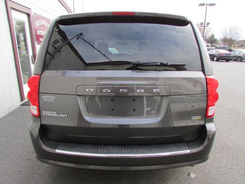 Used 2016 Dodge Grand Caravan SE image 3