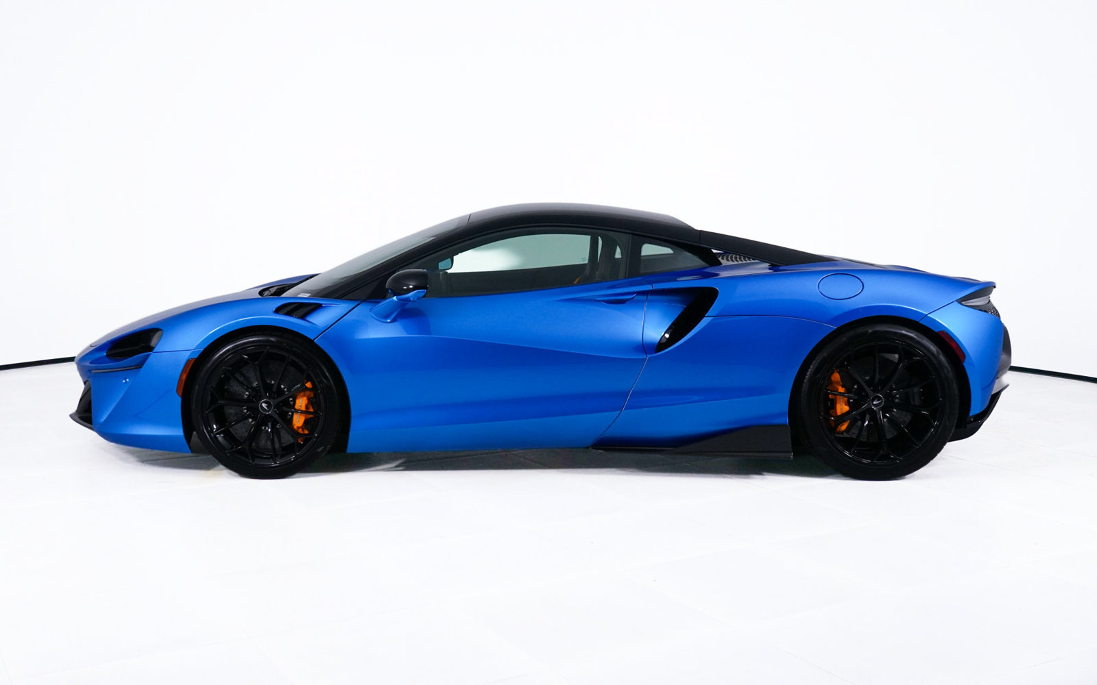 Used 2024 McLaren Artura RWD image 2