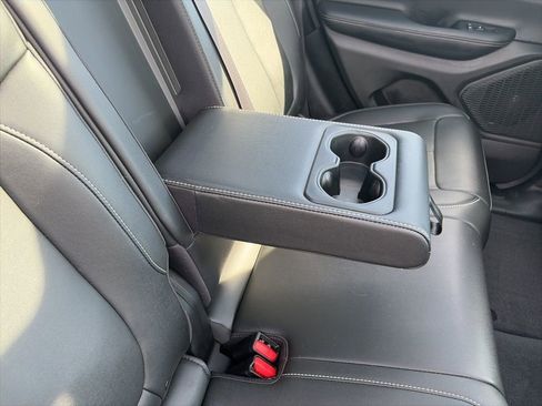 Used 2024 Jeep Grand Cherokee Limited w/ Black Appearance Package image 16