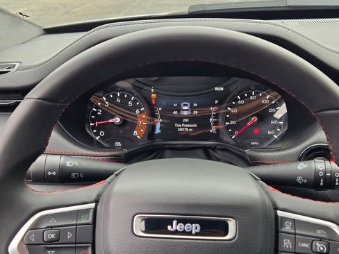 Used 2025 Jeep Compass Trailhawk AWD/4WD image 31