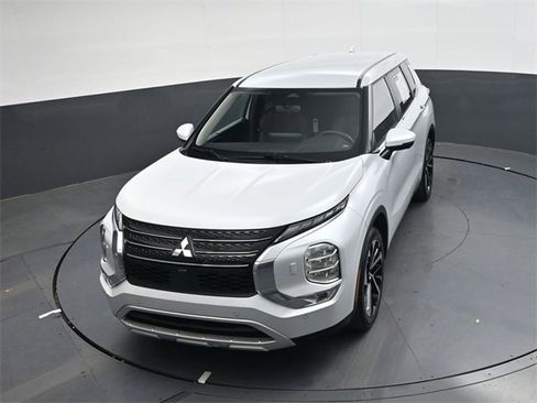 Used 2024 Mitsubishi Outlander SE image 24