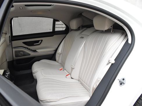 Used 2022 Mercedes-Benz S 500 4MATIC w/ AMG Line Package image 16