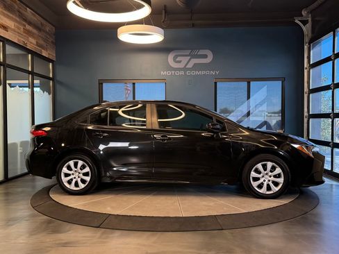 Used 2020 Toyota Corolla LE FWD image 2