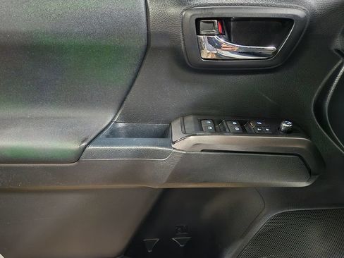 Used 2018 Toyota Tacoma TRD Off-Road AWD/4WD image 42