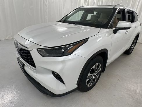 Used 2023 Toyota Highlander XLE AWD/4WD image 7