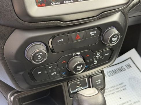 Used 2020 Jeep Renegade Limited w/ UConnect 8.4 Nav Group FWD image 45