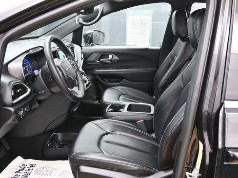 Used 2025 Chrysler Pacifica Select FWD image 25