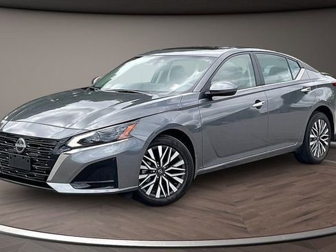 Used 2024 Nissan Altima 2.5 SV w/ SV Premium Package AWD/4WD image 1