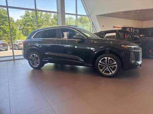 Used 2025 Audi Q5 Premium w/ Convenience Package AWD/4WD image 2