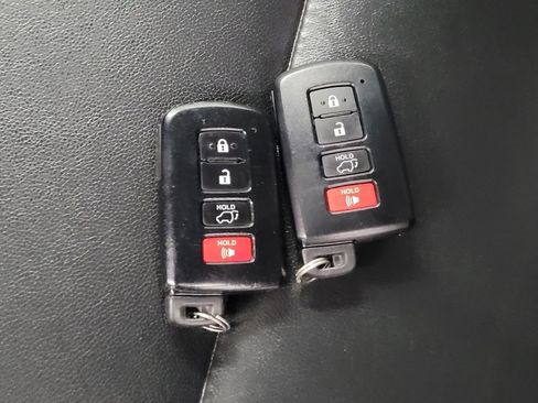 Used 2019 Toyota Highlander XLE AWD/4WD image 32
