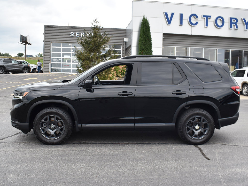 Used 2025 Honda Pilot TrailSport image 2
