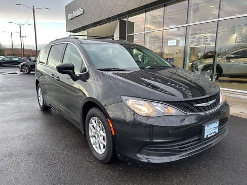 Used 2020 Chrysler Voyager Lxi image 3