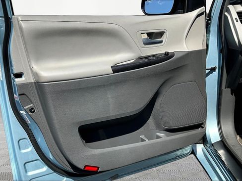 Used 2015 Toyota Sienna LE FWD image 20