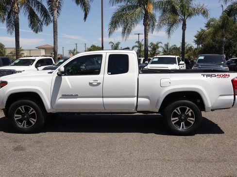 Used 2016 Toyota Tacoma TRD Sport image 5