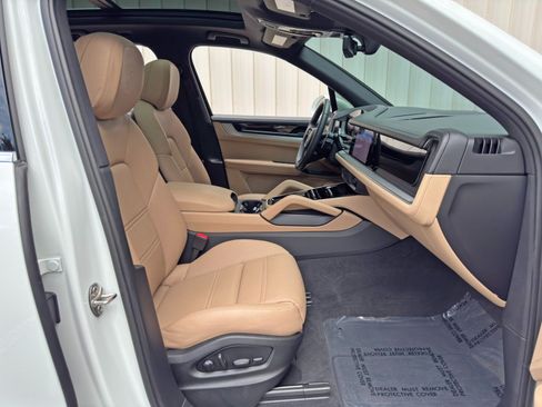 Used 2025 Porsche Cayenne w/ Premium Package Plus AWD/4WD image 16
