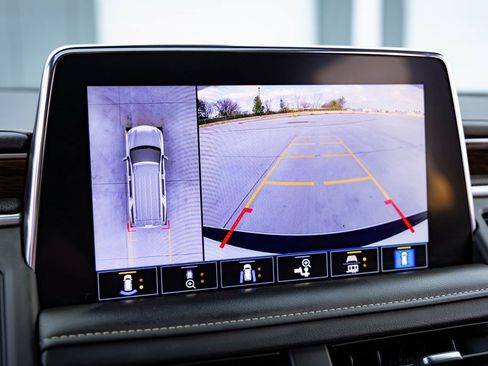 Used 2021 Chevrolet Tahoe Premier w/ Premium Package image 16