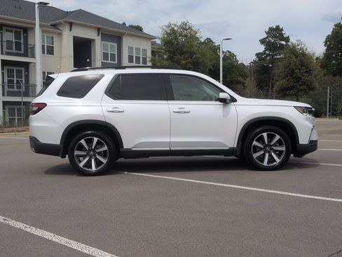 Used 2024 Honda Pilot Touring image 3
