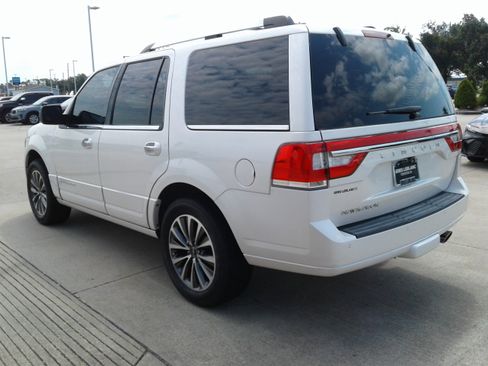 Used 2017 Lincoln Navigator Select image 5